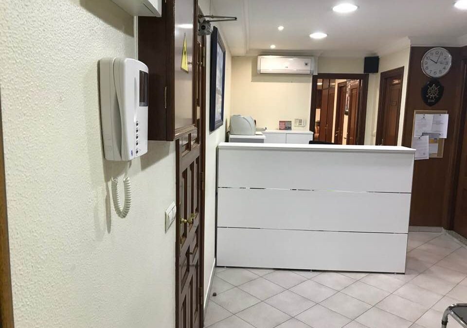 Mostrador de recepción en clínica médica con ambiente profesional y acogedor en Santiago de Compostela.